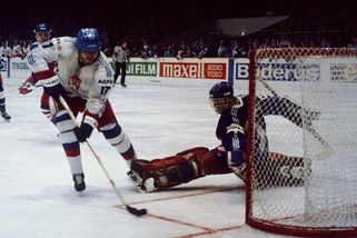 „Sabotáž“ na šampionátu. Sovětští hokejisté pili v Praze čaj z vyvařených párků - Seznam Zprávy